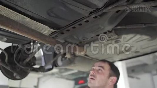 汽车技术使汽车底部的悬架和机器部件收紧，使汽车在地面上升高视频