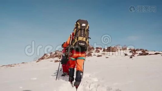 一群勇敢的登山者正在装备中穿过深深的漂流物视频