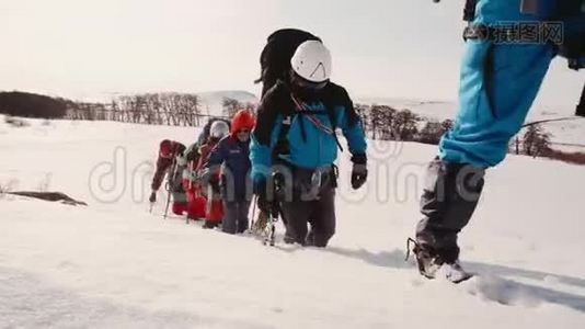 尽管天气寒冷，友好的旅行团队仍在雪地中艰难前行视频