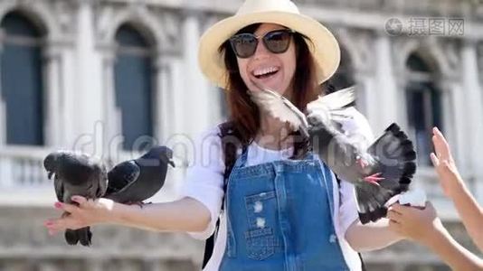 意大利威尼斯-2018年7月7日：快乐女人的肖像，游客，抱鸽子，喂食，和它们一起玩，玩得开心视频