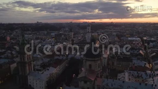 从屋顶上飞到近郊。 古老的欧洲城市。 乌克兰利沃视频