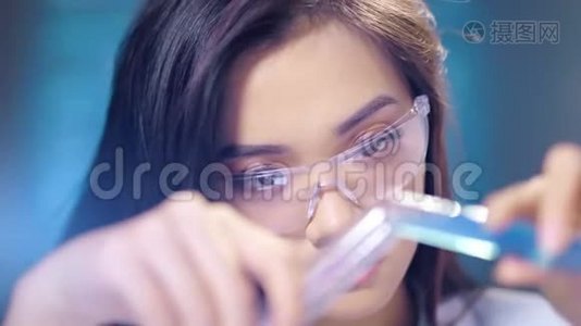 戴眼镜的亚洲女科学家，用化学试剂做特写，制造保健产品视频