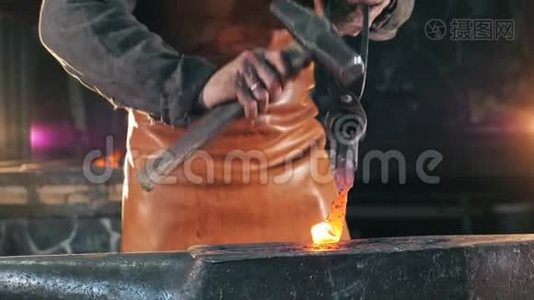 铁是铁匠慢慢锻造的视频