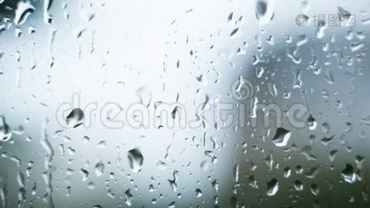 窗户上的雨滴视频