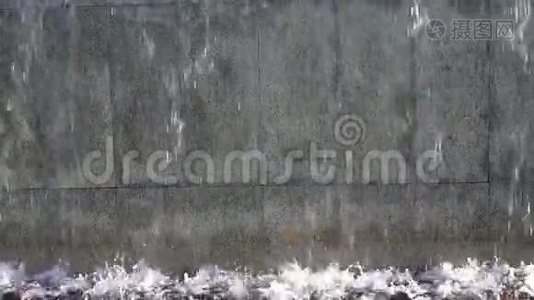 水沿着背景墙上的瀑布流下来视频