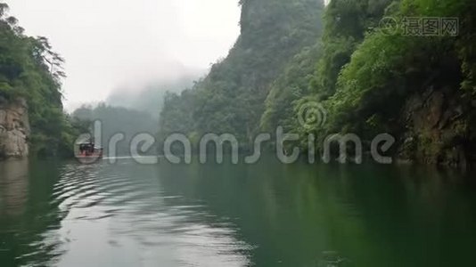 沿着河流航行，欣赏张家界山脉覆盖的雨林视频