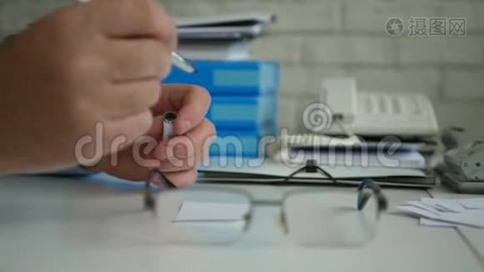 商务人士特写照片室内办公室用钢笔签署财务文件视频
