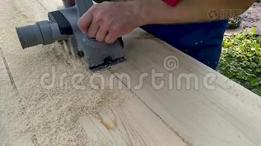木工在车间使用平面和木板视频