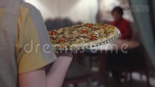 服务员端着美味可口的圆形奶酪披萨给顾客视频