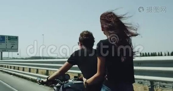 夏天在高速公路上骑着一辆大摩托车的特写女士和男人。视频