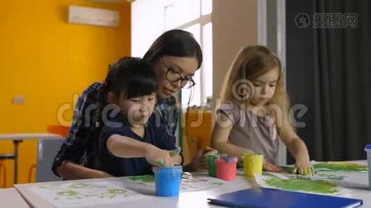 手工绘画活动使不同的孩子忙碌视频