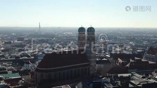 德国慕尼黑Frauenkirche教堂附近的空中摄像机跨度4k视频