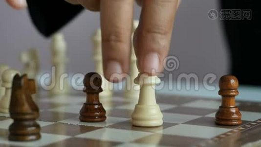特写镜头下女子下棋棋局比喻商业竞争输赢选择焦点浅深f视频
