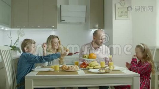 免费的家庭在早餐享受乐趣视频