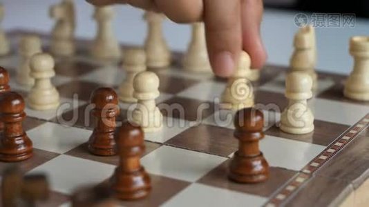 特写镜头下女子下棋棋局比喻商业竞争输赢选择焦点浅深f视频