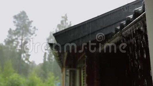 大雨期间，在雷天背景上看到美丽的屋顶。视频