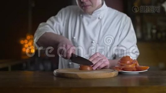 厨师慢动作地在一个酒吧的木板上切鲜红西红柿，做新鲜蔬菜沙拉，素食主义者视频