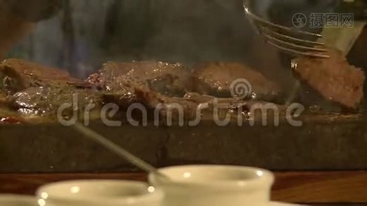 肉在石头上煎视频