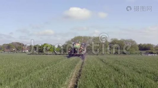 拖拉机在农田上喷洒一种有争议的草甘膦除草剂视频