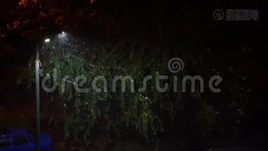 一盏灯在雨夜的城市里闪烁。 电力问题。 恐怖之夜。 雨夜闪烁的路灯.. 看法视频