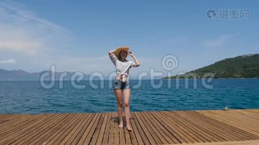 穿着帽子和短裤走在码头上的年轻性感女孩视频
