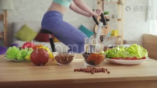 正确的营养概念，桌子上摆着蔬菜、水果和坚果视频