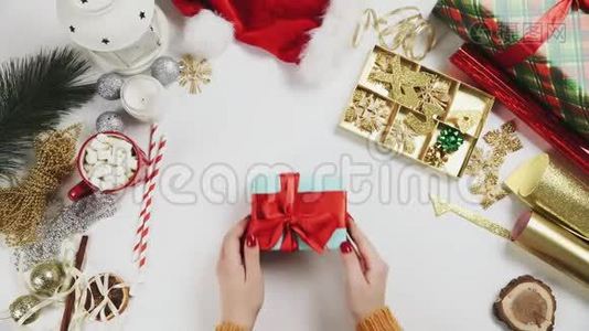 顶景女子不包圣诞礼物视频