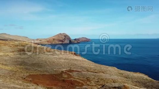 4K视频日落v4K视频岩石崖和清澈的海湾在蓬塔德索卢伦科，马德拉岛，葡萄牙。视频