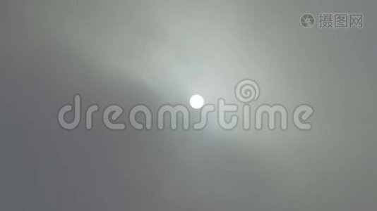 太阳的圆盘穿过浓雾视频