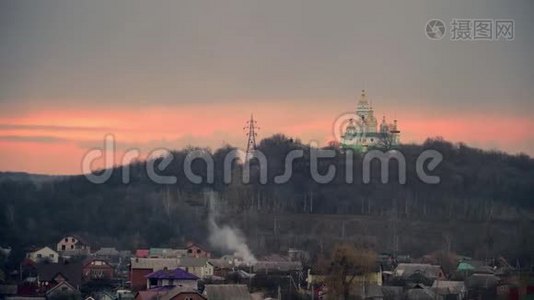 白色教堂，背景是多云的天空。 日落的天空。 东欧的宗教。 波兰瓦，乌克兰4k视频