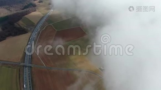 从蓬松的云层上可以看到交通繁忙的高速公路上的景色视频