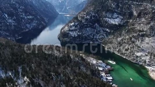 群山之间的长湖，上面有雪，空中拍摄的4k视频