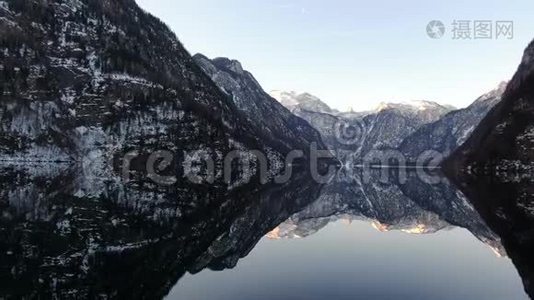 空中拍摄清澈的湖面，水面上有群山的倒影，4k视频