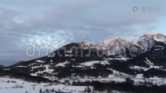 一座有雪山和树木的大山的空中镜头，4k视频