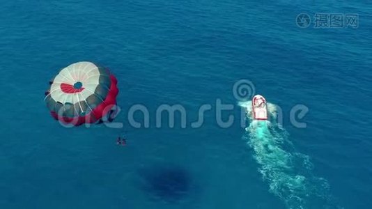 空中观景。 坐着降落伞在船后面飞行。 海上极限水上运动。 寄生虫。视频