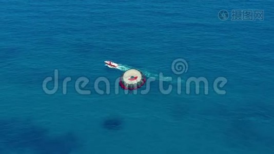 空中观景。 坐着降落伞在船后面飞行。 海上极限水上运动。 寄生虫。视频