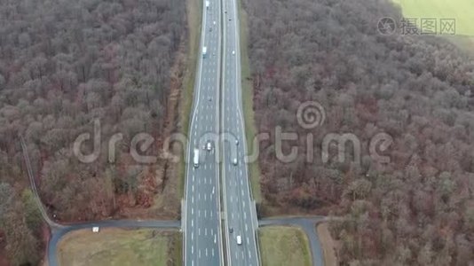 高速公路、森林和周围田野的空中镜头，4k视频