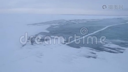 浮冰和暴风雪。视频