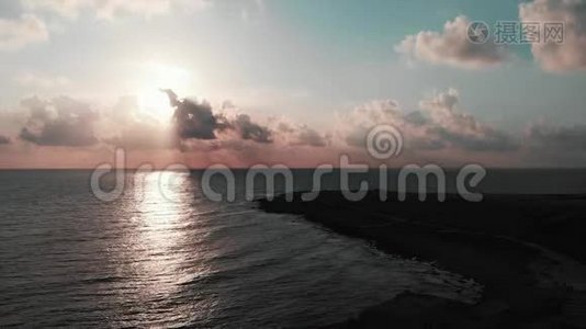 空中无人机观看美丽的海洋日落与空的旅游长廊视频