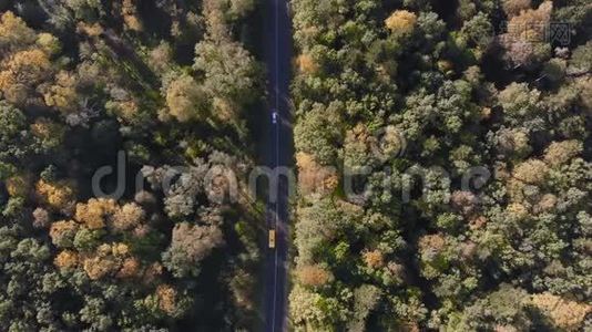 在喀尔巴阡山脉用一辆移动的汽车和一辆小型公共汽车对高速公路进行空中射击视频