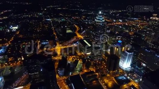 夜间飞越亚特兰大市中心的空中景色。 高速公路交通大灯。 格鲁吉亚美国。 左移摄影机视频