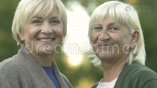 金发成熟的女人在镜头前微笑，竖起大拇指，快乐的退休者视频