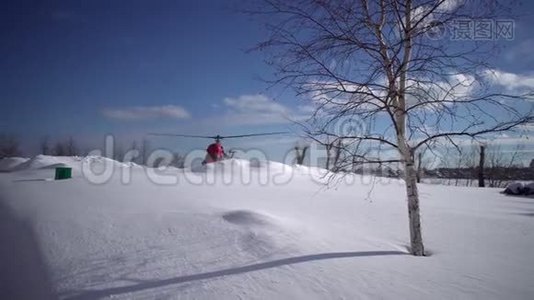 民用直升机MI-2，用旋转螺丝固定在积雪的直升机停机坪上..视频