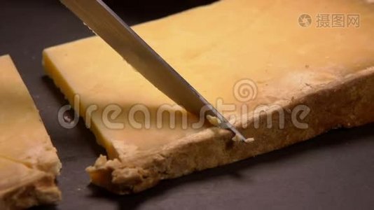 用刀切的硬山羊奶酪视频
