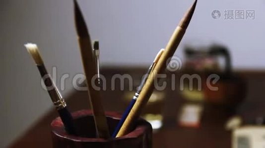 女孩学习中国传统书法视频