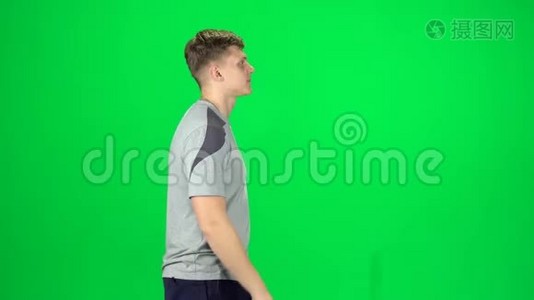 他去打电话，ChromaKey。 侧视图视频