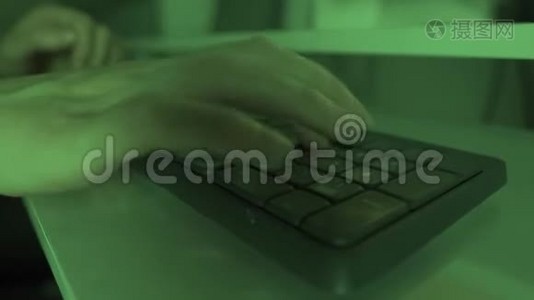 黑客工作，电脑键盘编程。网络安全特写镜头，视频