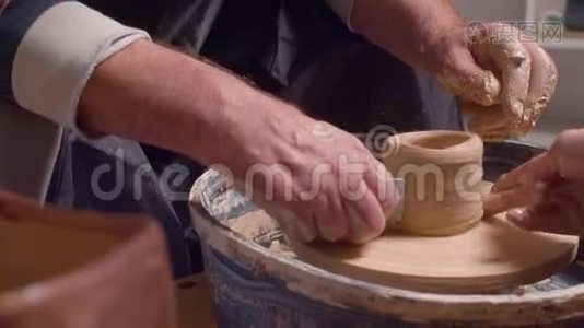 在陶工的轮子上做锅子`老人视频