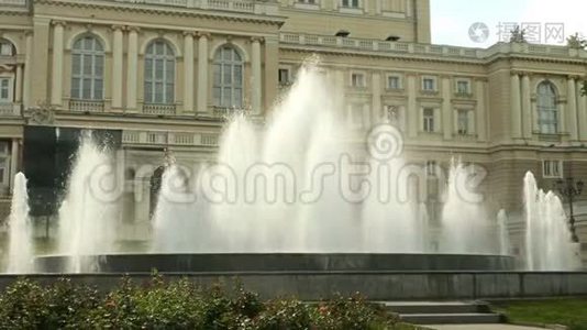 大喷泉涌水，在敖德萨歌剧院和芭蕾舞剧院前面。视频