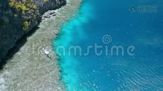 旅行班卡旅游船停留在靠近马汀洛克神殿的珊瑚礁上的空中镜头。 菲律宾巴拉望视频